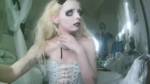 Snapshot of bl0odsyring3 chatting on November 2025 08:30:01 PM vampire fang online show from November 2025 08:30:01 PM