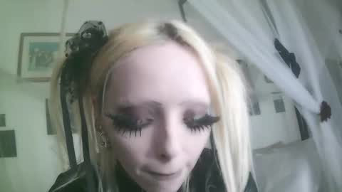 vampire fang  online show from December 2025 08:04:01 PM