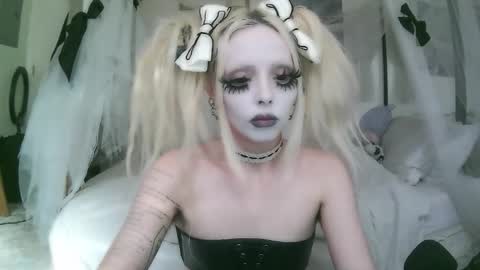 Snapshot of bl0odsyring3 chatting on February 2026 08:05:01 PM vampire fang online show from February 2026 08:05:01 PM