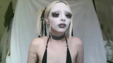 Snapshot of bl0odsyring3 chatting on February 2026 08:04:02 PM vampire fang online show from February 2026 08:04:02 PM