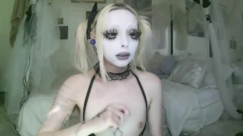 Snapshot of bl0odsyring3 chatting on February 2026 06:28:02 PM vampire fang online show from February 2026 06:28:02 PM