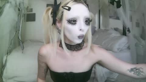 Snapshot of bl0odsyring3 chatting on March 2026 06:23:02 PM vampire fang online show from March 2026 06:23:02 PM