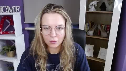 Z O E Y online show from October 2025 05:42:02 AM