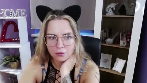 Z O E Y online show from October 2025 06:14:02 AM