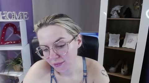 Snapshot of blackrosezoey chatting on March 2026 05:45:02 AM Z O E Y online show from March 2026 05:45:02 AM