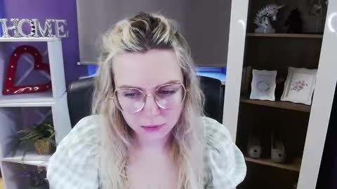 Snapshot of blackrosezoey chatting on March 2026 05:44:01 AM Z O E Y online show from March 2026 05:44:01 AM