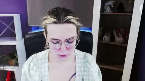 Snapshot of blackrosezoey chatting on March 2026 05:33:02 AM Z O E Y online show from March 2026 05:33:02 AM