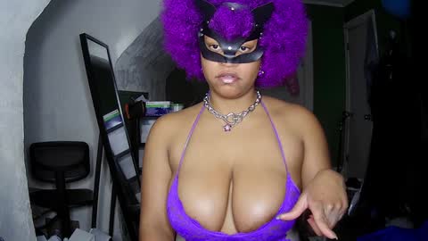 Snapshot of blacksirenqueen chatting on December 2024 01:07:02 AM Queen Siren online show from December 2024 01:07:02 AM