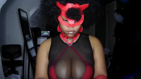 Snapshot of blacksirenqueen chatting on December 2024 01:43:01 AM Queen Siren online show from December 2024 01:43:01 AM