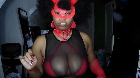 Snapshot of blacksirenqueen chatting on December 2024 04:45:02 AM Queen Siren online show from December 2024 04:45:02 AM