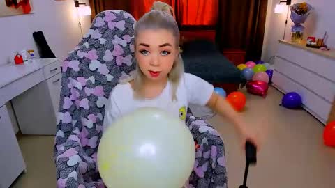 Snapshot of blinkofeyess chatting on February 2025 07:55:02 AM Nicole online show from February 2025 07:55:02 AM