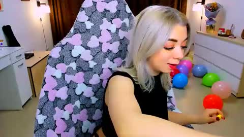 Snapshot of blinkofeyess chatting on February 2025 02:43:01 PM Nicole online show from February 2025 02:43:01 PM