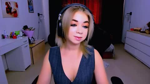 Snapshot of blinkofeyess chatting on September 2025 08:25:01 AM Nicole online show from September 2025 08:25:01 AM