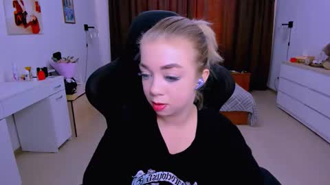 Snapshot of blinkofeyess chatting on September 2025 12:20:01 PM Nicole online show from September 2025 12:20:01 PM