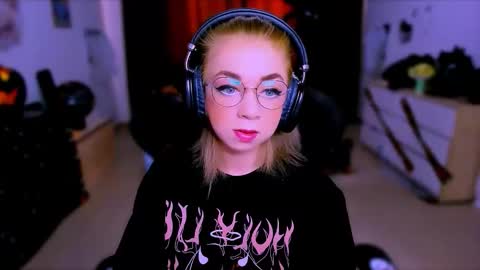 Nicole online show from October 2025 08:48:01 AM