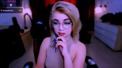 Nicole online show from November 2025 08:04:01 AM