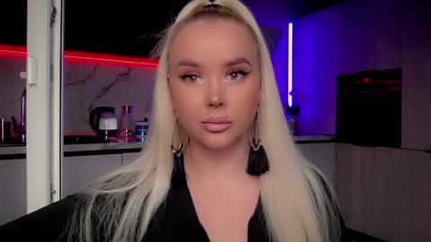 Snapshot of blond_diamond chatting on December 2024 04:21:01 AM Lana online show from December 2024 04:21:01 AM
