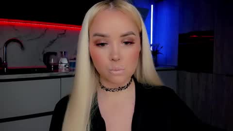 Snapshot of blond_diamond chatting on January 2025 03:54:01 AM Lana online show from January 2025 03:54:01 AM