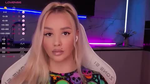 Lana online show from October 2025 08:45:02 AM