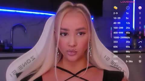 Snapshot of blond_diamond chatting on April 2026 04:04:01 AM Lana online show from April 2026 04:04:01 AM