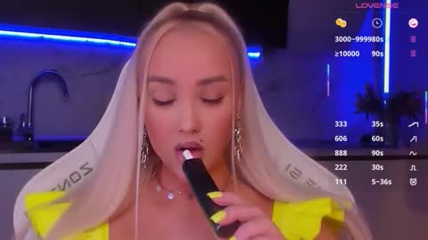 Snapshot of blond_diamond chatting on April 2026 02:53:01 AM Lana online show from April 2026 02:53:01 AM