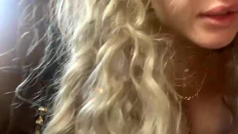 blonde_lover401832 online show from October 2025 12:51:01 PM