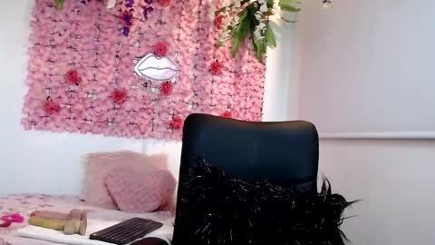 Snapshot of blonde_squirt_ chatting on December 2024 01:01:02 AM blonde_squirt_ online show from December 2024 01:01:02 AM