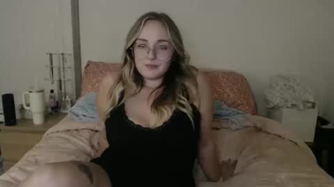 Snapshot of blondeandbent chatting on October 2025 01:48:02 AM Your Big Titty Baby online show from October 2025 01:48:02 AM