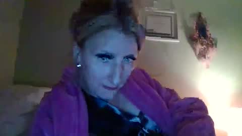 Snapshot of blondebellaaa3 chatting on December 2024 03:32:01 AM Gia online show from December 2024 03:32:01 AM