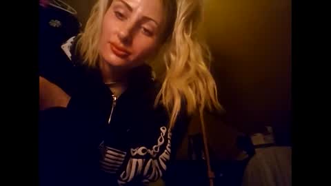 Snapshot of blondebellaaa3 chatting on January 2025 01:04:01 PM Gia online show from January 2025 01:04:01 PM