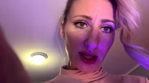 Snapshot of blondebellaaa3 chatting on November 2025 06:37:02 PM Gia online show from November 2025 06:37:02 PM