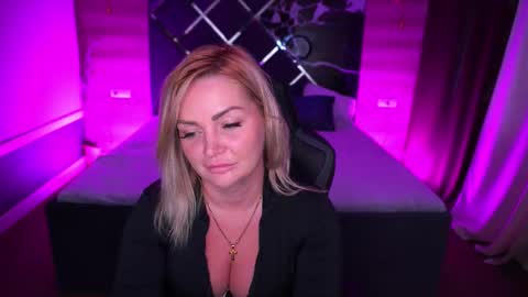 Snapshot of blondeviva chatting on September 2025 07:57:01 AM Blonde online show from September 2025 07:57:01 AM