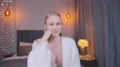 Mia online show from February 2025 07:36:01 PM