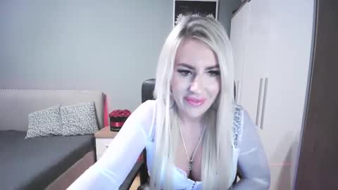 Snapshot of blondleyla chatting on December 2025 02:22:01 PM BlondLeyla online show from December 2025 02:22:01 PM