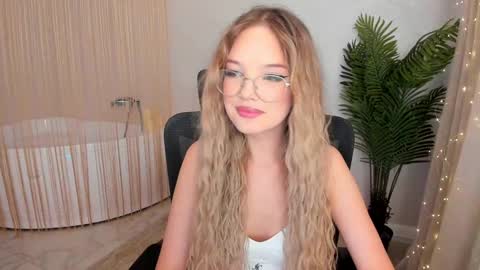 Snapshot of bloomingheart chatting on January 2025 11:43:01 AM Sophia online show from January 2025 11:43:01 AM