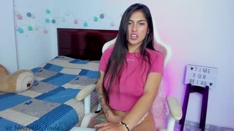 Snapshot of blue_petite chatting on January 2025 04:00:01 PM Linda online show from January 2025 04:00:01 PM