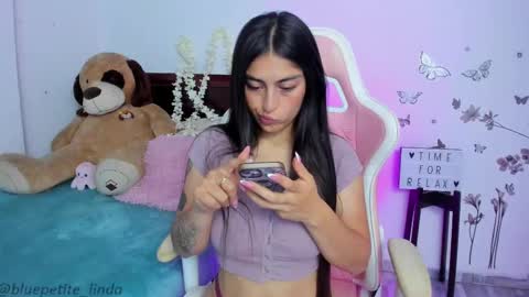 Snapshot of blue_petite chatting on March 2025 04:24:02 PM Linda online show from March 2025 04:24:02 PM