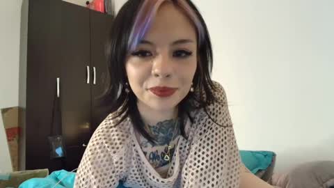 Snapshot of blue_tatuu1 chatting on December 2024 11:19:02 PM Alice bleu for friends online show from December 2024 11:19:02 PM