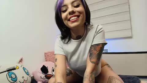 Snapshot of blue_tatuu1 chatting on January 2025 01:20:01 AM Alice bleu for friends online show from January 2025 01:20:01 AM