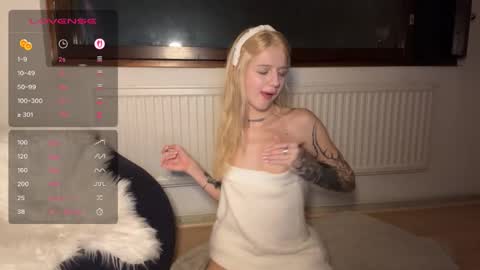 Snapshot of blushandburn chatting on November 2025 04:27:02 PM Delle online show from November 2025 04:27:02 PM