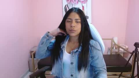 Snapshot of bombom_brown_ chatting on December 2025 08:05:02 PM bombom_brown_ online show from December 2025 08:05:02 PM