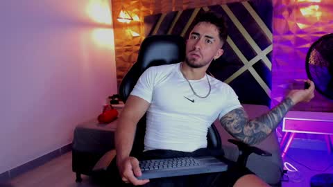 Snapshot of brad_summer chatting on April 2026 11:24:02 PM brad summer online show from April 2026 11:24:02 PM