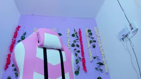 Snapshot of bratz_evans chatting on December 2024 01:43:02 PM bratz_evans online show from December 2024 01:43:02 PM