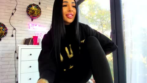 Snapshot of britney_charm chatting on October 2025 06:05:01 AM britney_charm online show from October 2025 06:05:01 AM