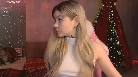 Snapshot of britney_lynch chatting on December 2025 07:07:01 PM Britney online show from December 2025 07:07:01 PM