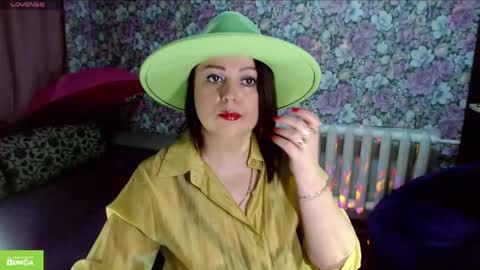 Julia online show from April 2026 09:01:02 PM