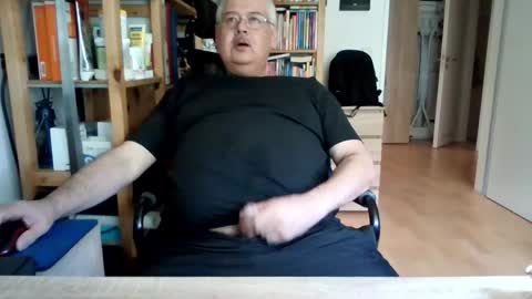Snapshot of busibaer666 chatting on April 2026 12:17:01 PM busi online show from April 2026 12:17:01 PM