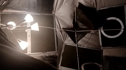 Snapshot of calisguitar chatting on November 2025 12:48:02 PM Calisguitar online show from November 2025 12:48:02 PM