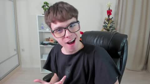 Snapshot of calvin_loves_you chatting on December 2024 07:10:01 PM Hey I am Calvin online show from December 2024 07:10:01 PM