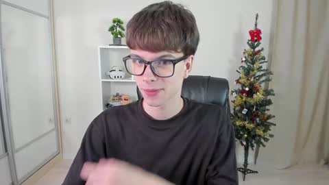 Snapshot of calvin_loves_you chatting on January 2025 07:17:01 PM Hey I am Calvin online show from January 2025 07:17:01 PM